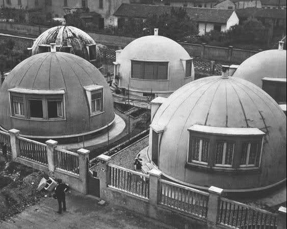 Le case a igloo nel Villaggio dei Giornalisti negli anni '60